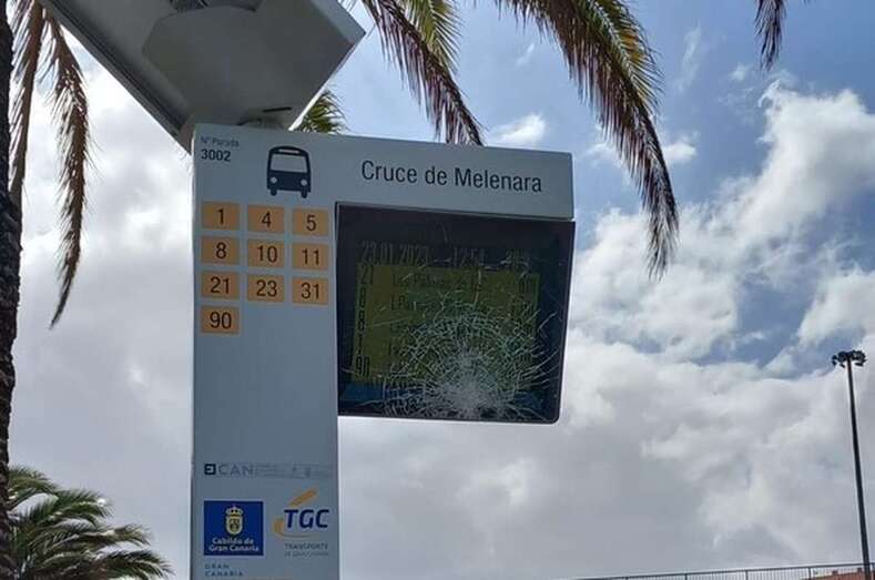 Pantalla de información vandalizada en el Cruce de Melenara/TA.
